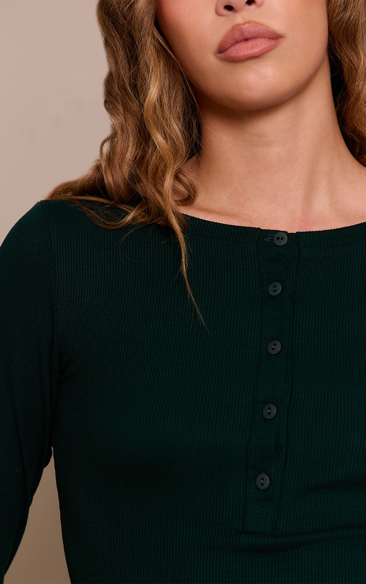 Top ajusté côtelé doux vert forêt à manches longues et boutons image 4