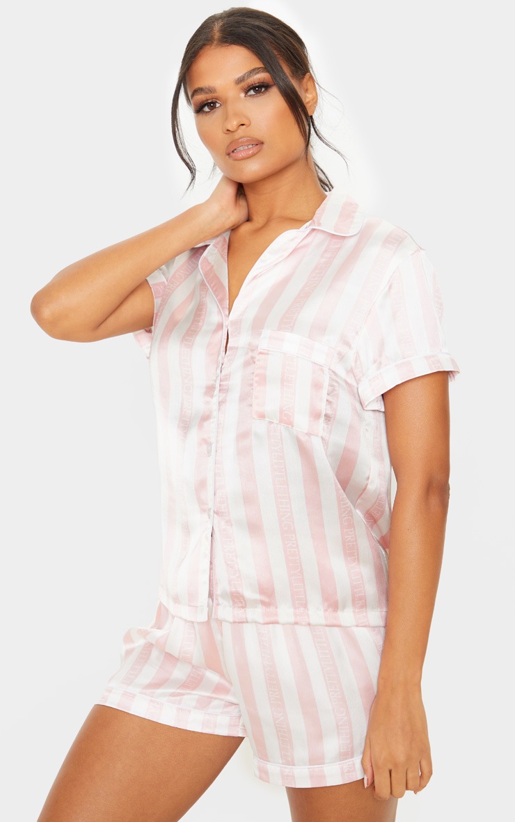PRETTYLITTLETHING - Ensemble de pyjama rayé rose tendre satiné à poche frontale