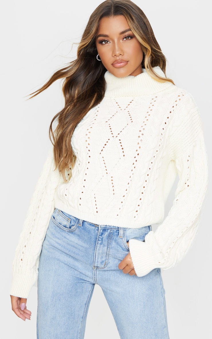 Pull crème à col roulé et détail découpes