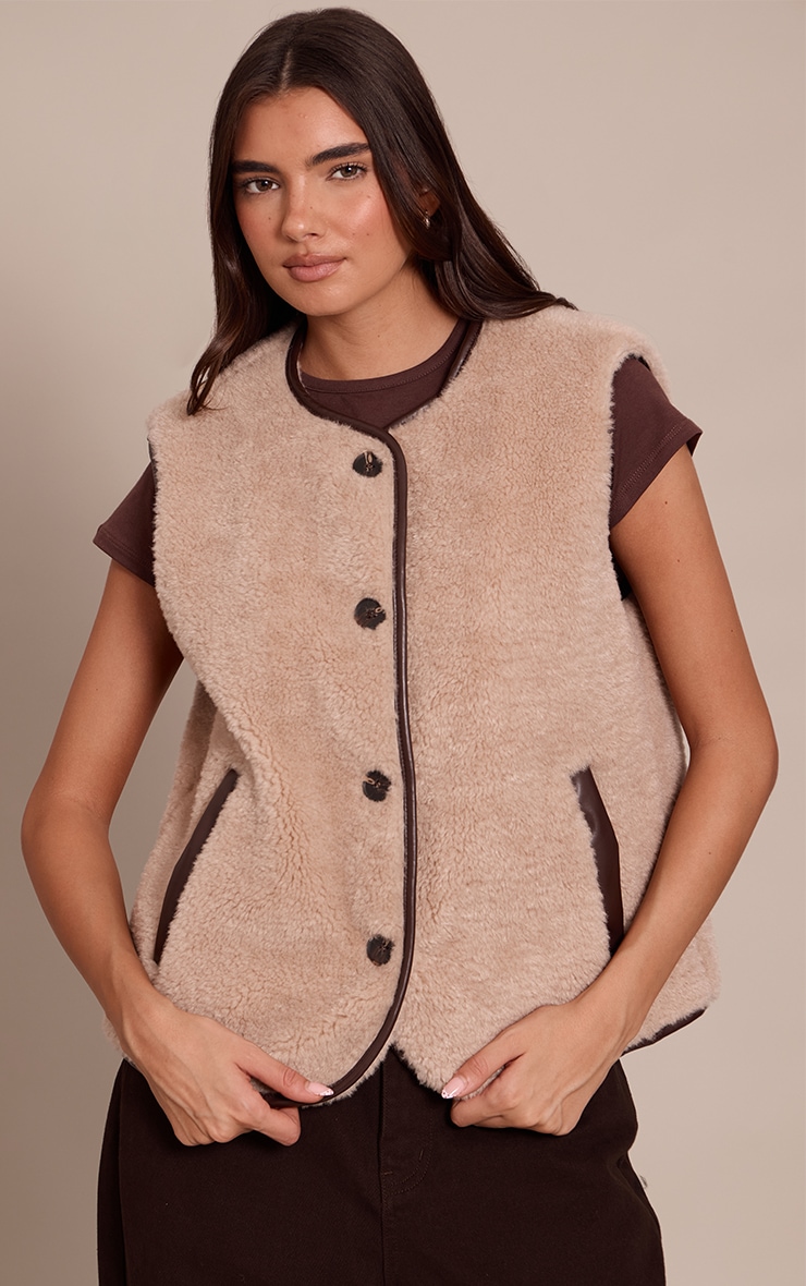 Gilet en imitation mouton beige à brodures en PU image 1