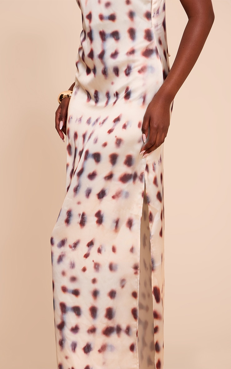 Robe longue satinée imprimé crème à col bénitier image 4