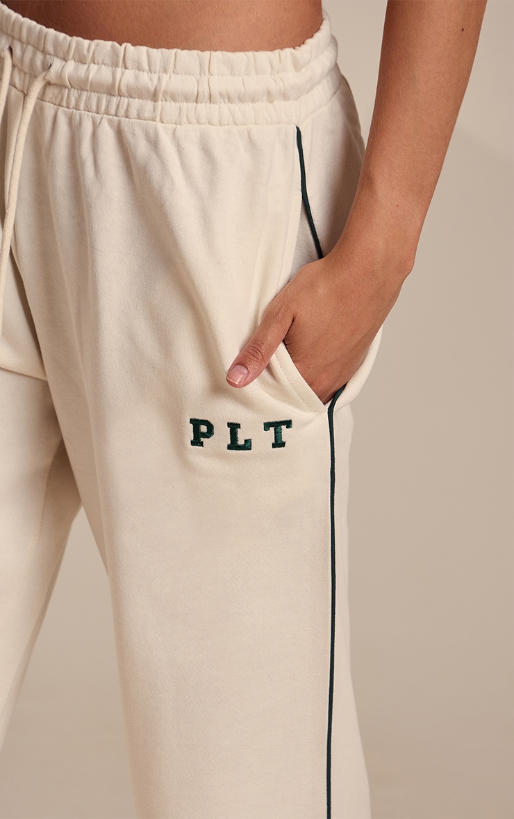 PRETTYLITTLETHING Jogging large crème à logo "PLT" contrastant image 4