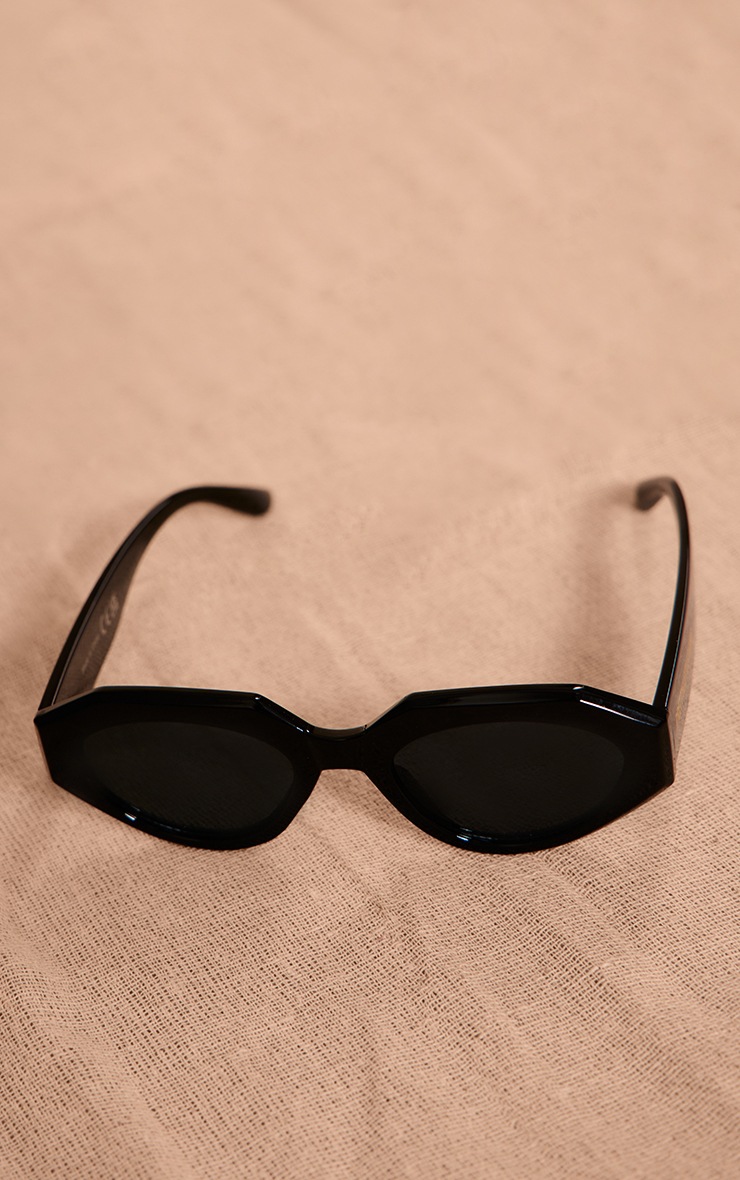 PRETTYLITTLETHING Black Geometric Rectangular Sunglasses image 3