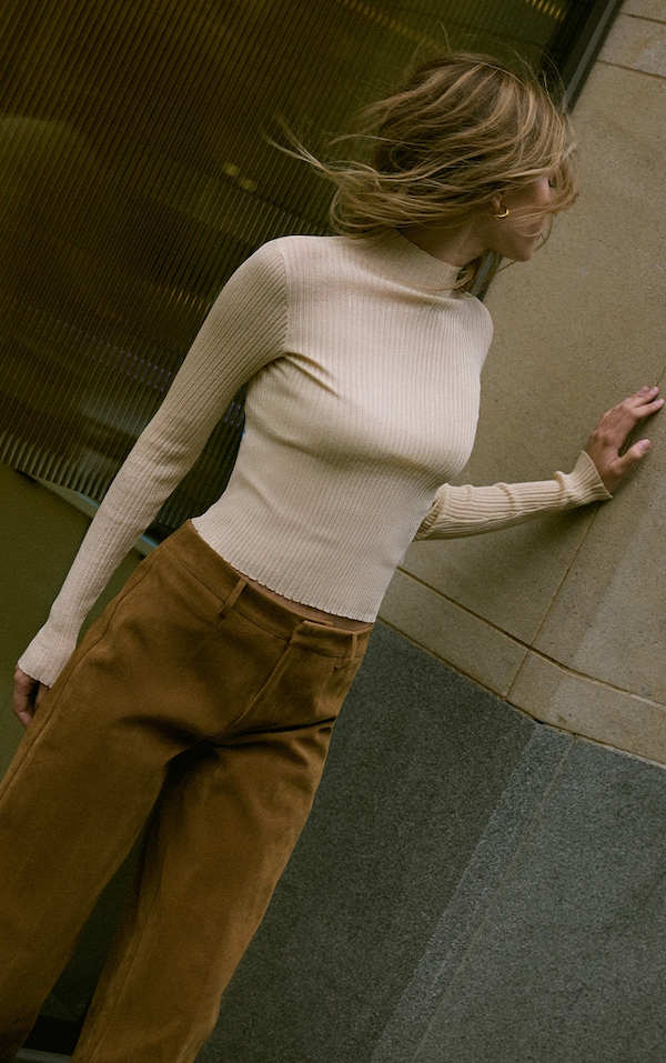 Top en maille tricot crème au beurre transparente à col montant et manches longues