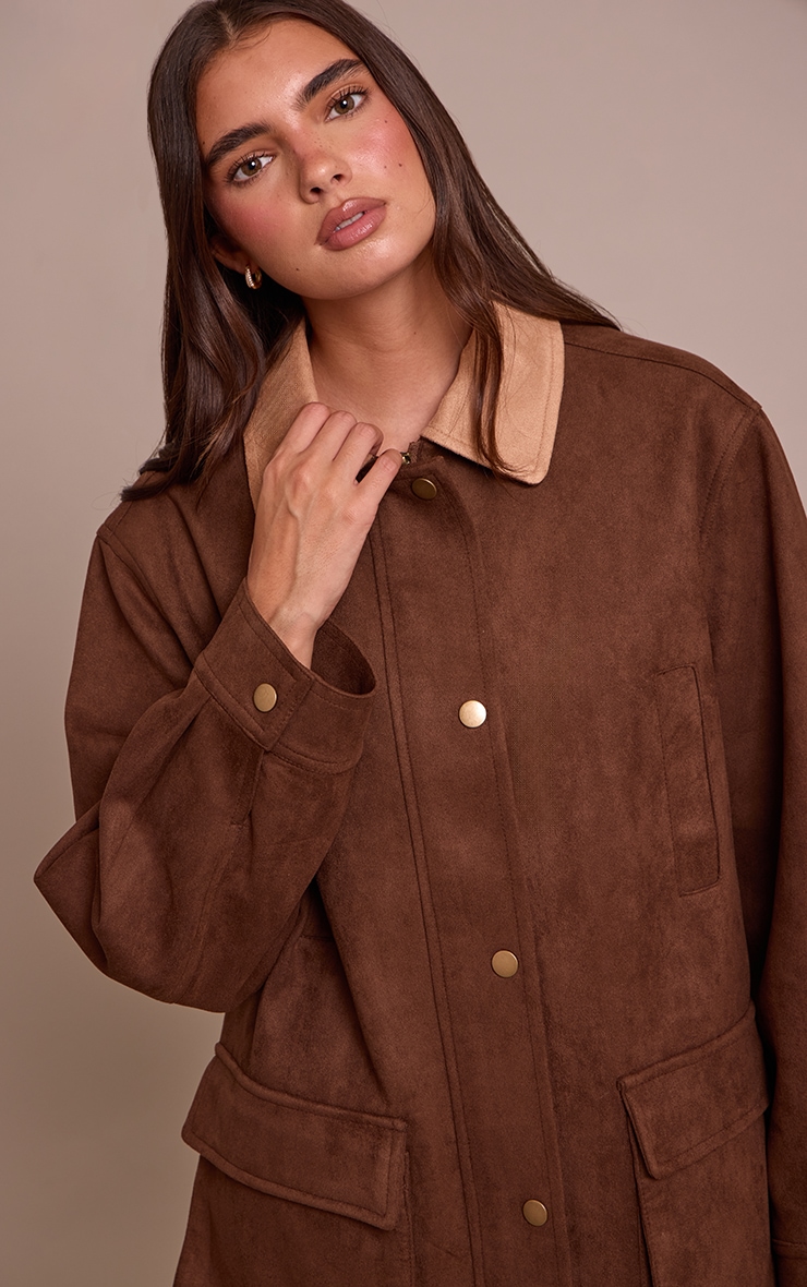 Veste chocolat à col contrastant et poches oversize image 4