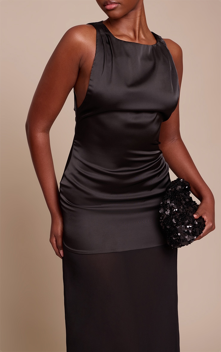 Robe mi-longue noire en matière satinée à col bateau avec détail en mousseline de soie. image 4