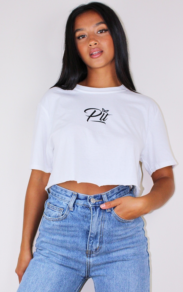 PRETTYLITTLETHING Petite White Cropped T shirt image 1