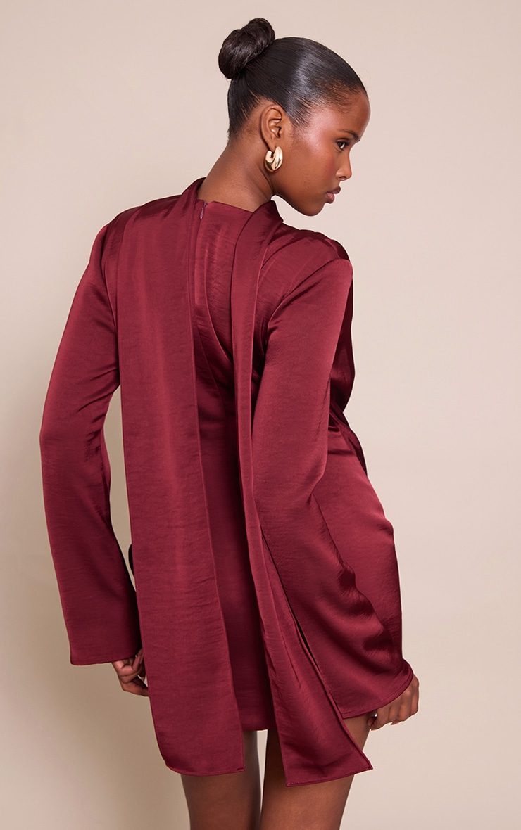 Robe chemise satinée rouge vin à détail drapé image 2