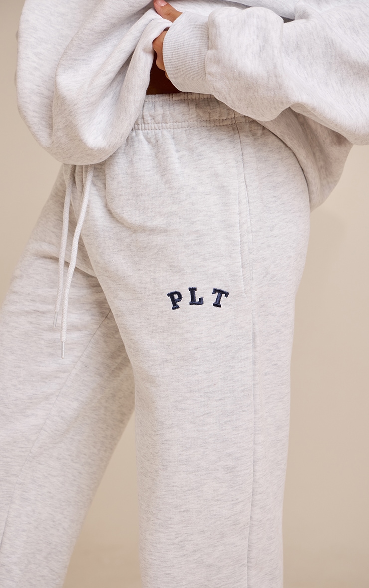 PRETTYLITTLETHING Jogging large gris cendré à logo "PLT" image 4