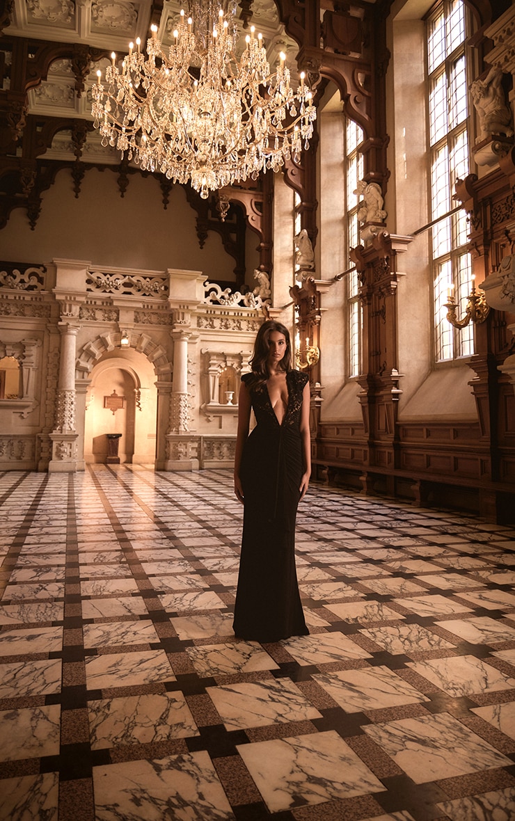 PLT Label Robe longue moulante en dentelle noire froncée à épaules exgérées et décolleté image 6