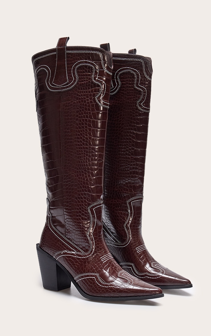 Bottes hautes pointues en PU bordeaux effet croco à talon carré haut et coutures style western image 2