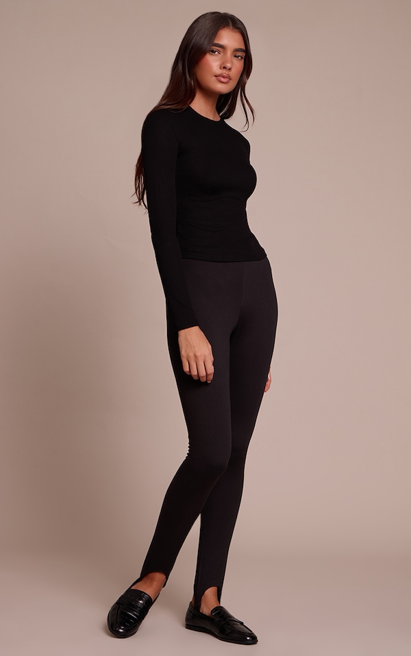 Legging doux noir à brides sous les pieds