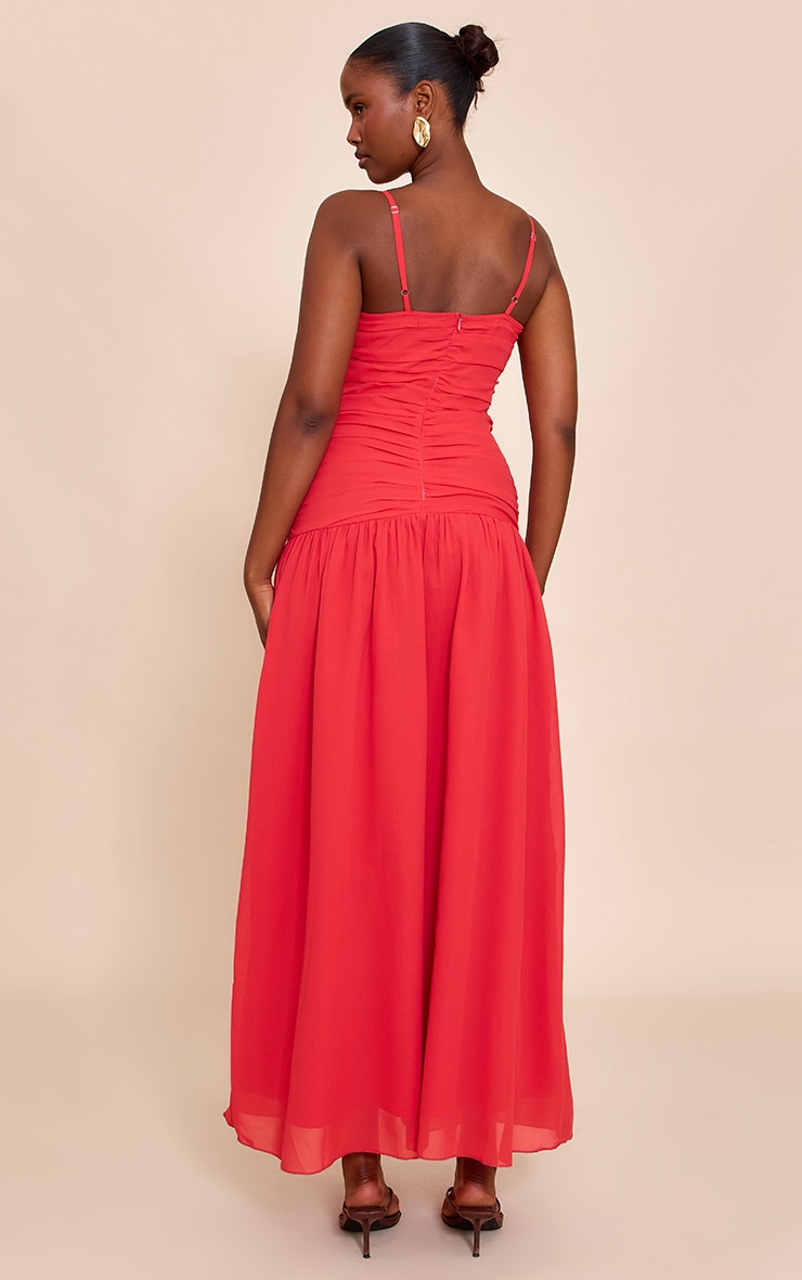 Robe longue en mousseline de soie rouge froncée à taille tombante image 3