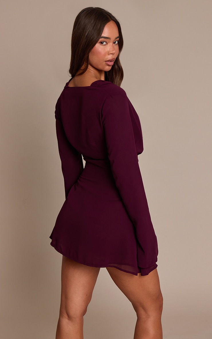Robe droite en mousseline de soie violette à col bénitier et manches flûtes image 2
