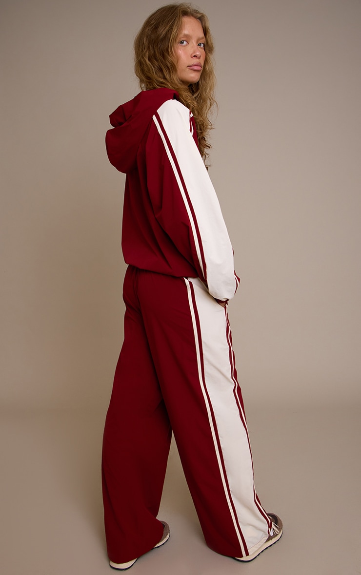 Pantalon de course large en nylon rouge à rayures contrastantes image 3