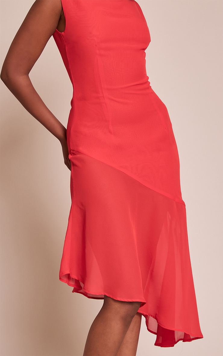 Robe mi-longue asymétrique en mousseline de soie rouge à col bateau image 4