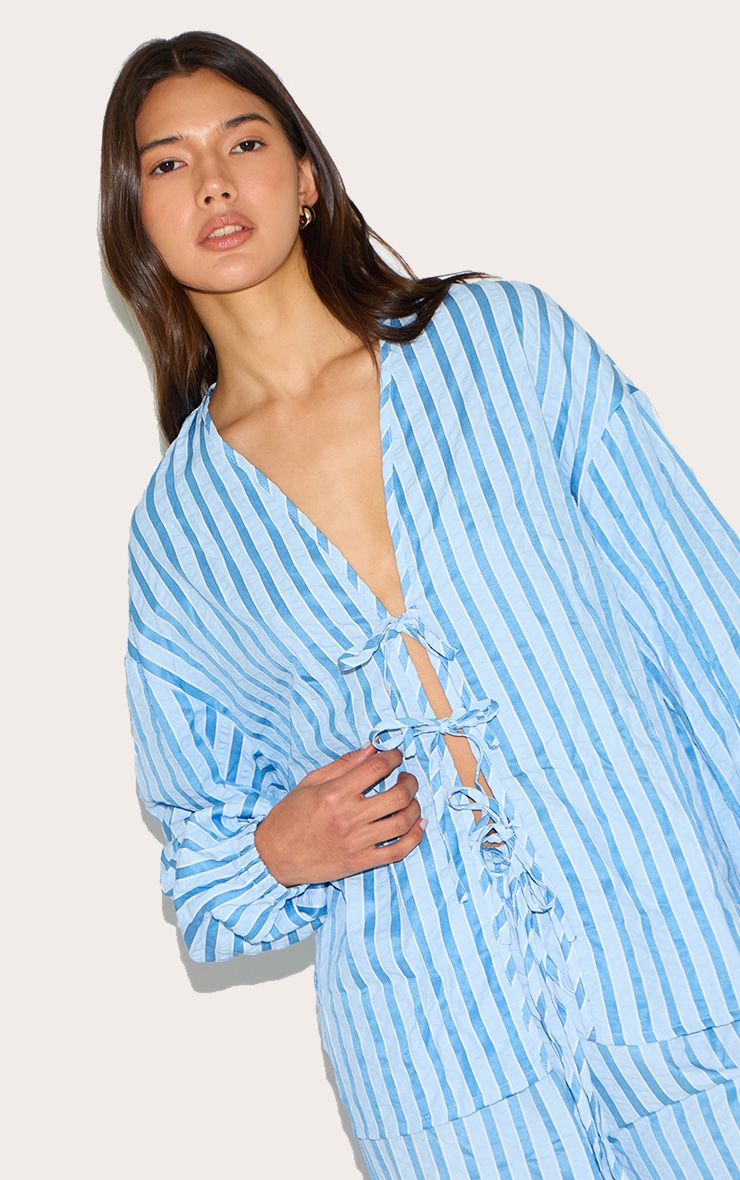 Chemise texturée à rayures bleues et à nouer sur le devant image 1