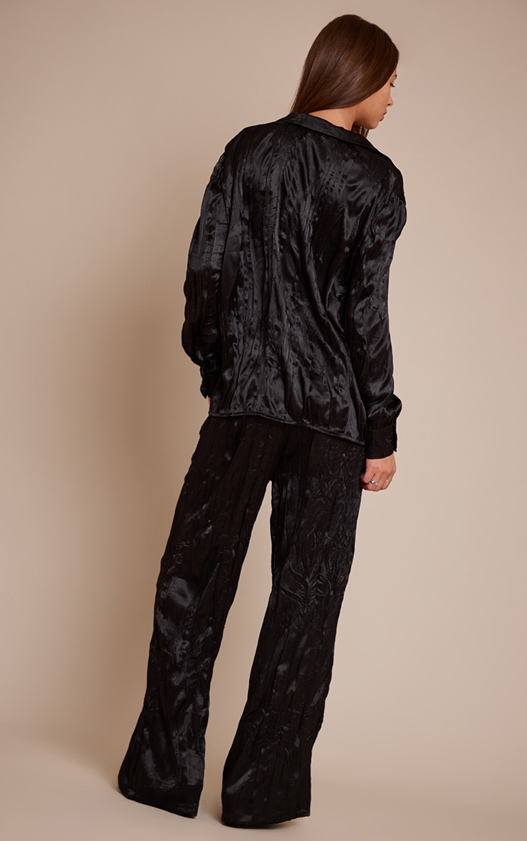 <p>Pantalon noir large en satin texturé<p/> image 3