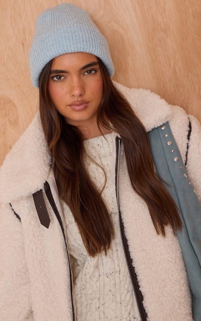 Bonnet en maille tricot duveteuse bleu poudré à détail replié