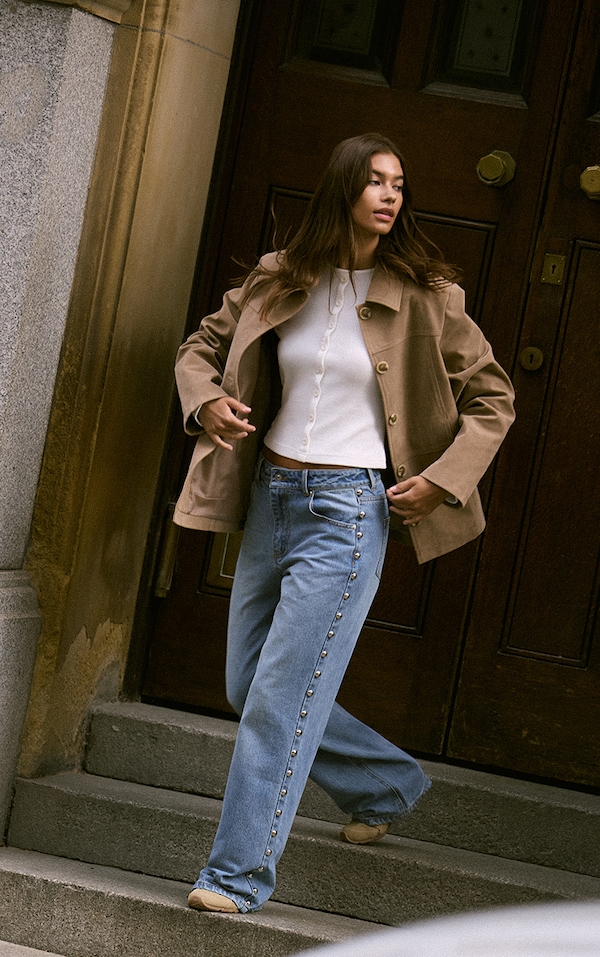 Jean bleu moyen à taille haute et clous