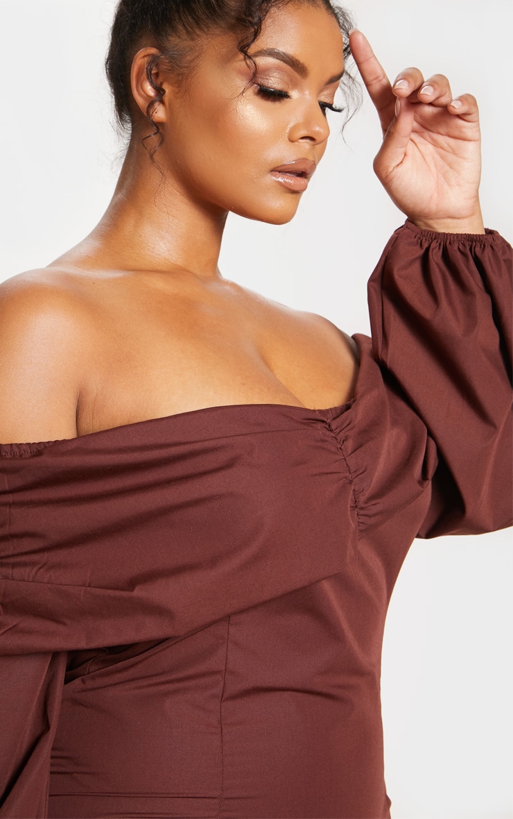 Robe moulante fronc?�e marron chocolat. Robes | PrettyLittleThing FR