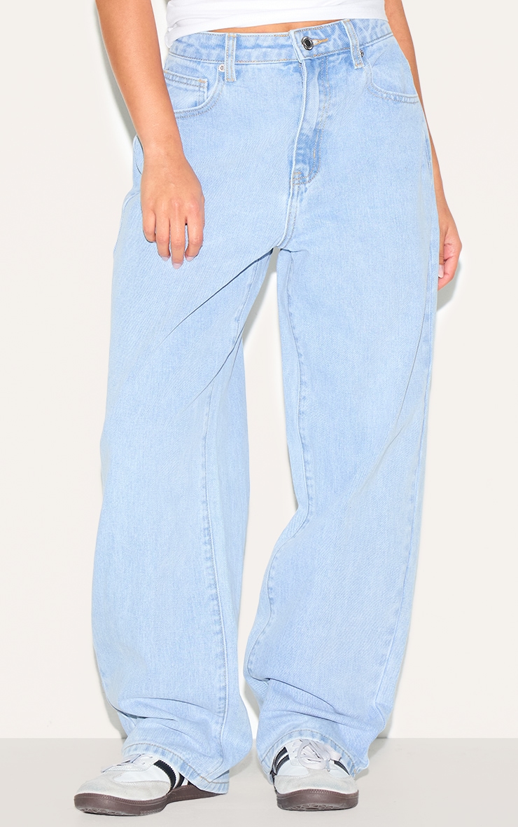 PRETTYLITTLETHING Petite Jean boyfriend bleu clair délavé à taille haute image 2