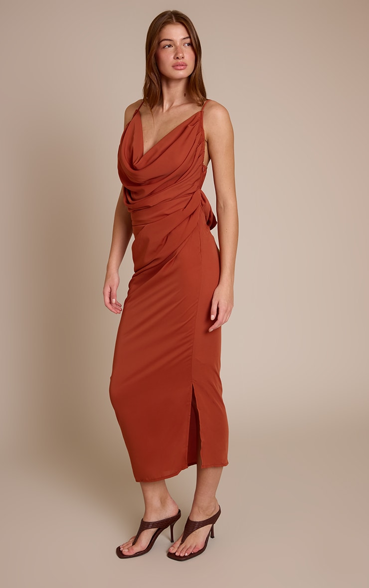 Robe mi-longue en mousseline de soie drapée orange brûlé à découpe image 3