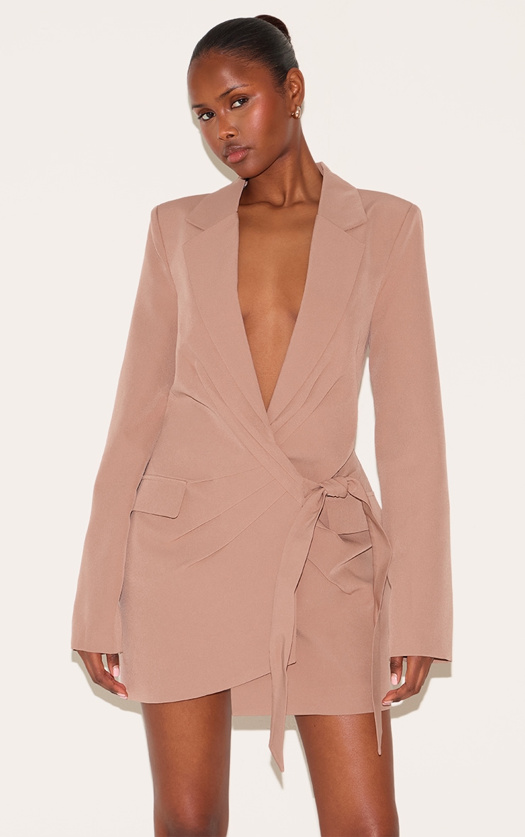 Robe blazer taupe nouée sur le côté à décolleté image 1