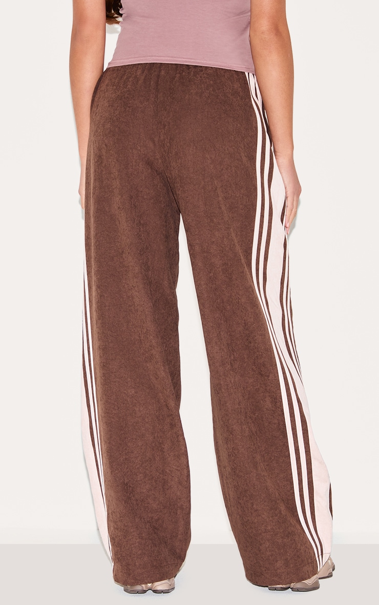 Pantalon large en peau de pêche chocolat à rayures contrastantes image 3