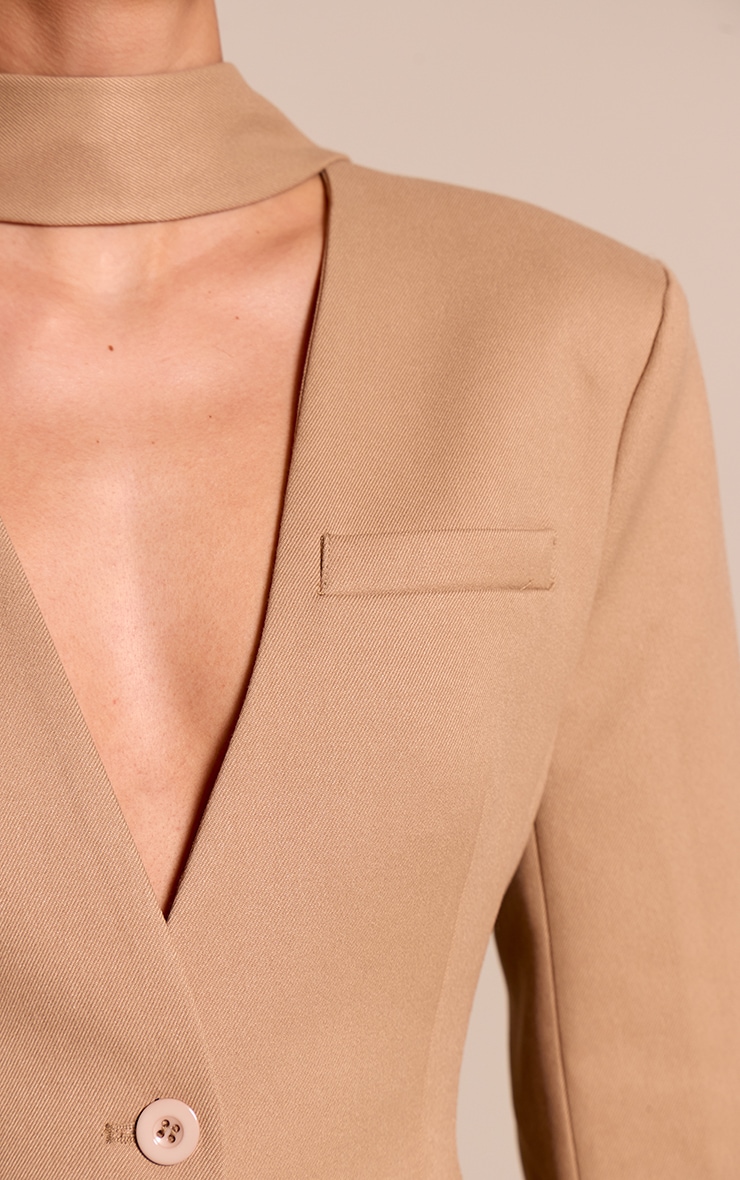 Blazer cintré taupe à détail foulard et hanches structurées image 4