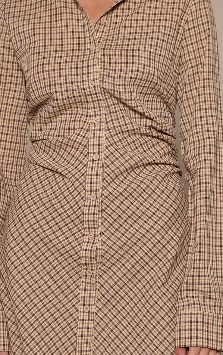 Robe chemise crème imprimé carreaux froncée à manches longues et boutons image 4