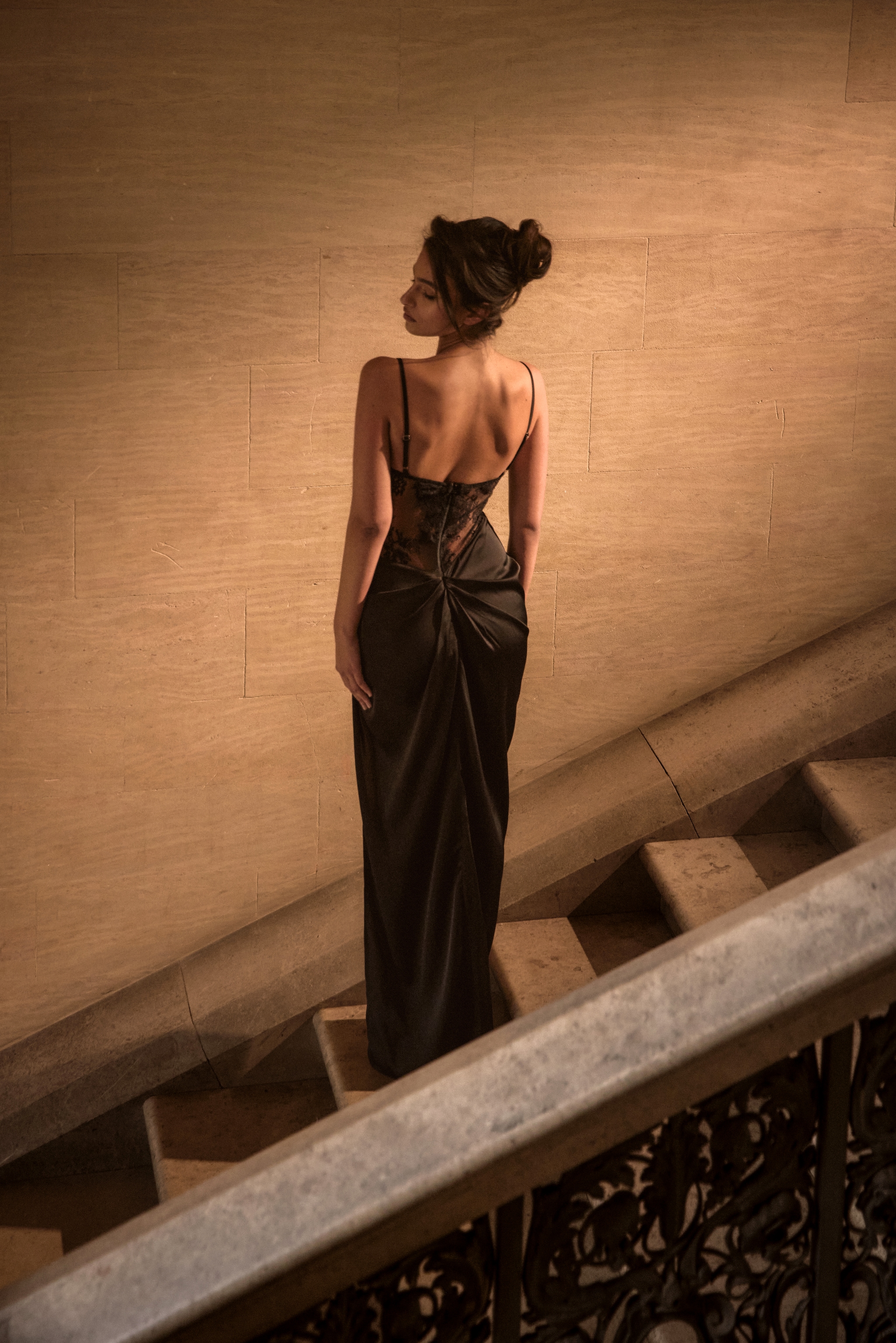 PLT Label Robe longue satinée noire à bretelles fines et partie en dentelle image 2