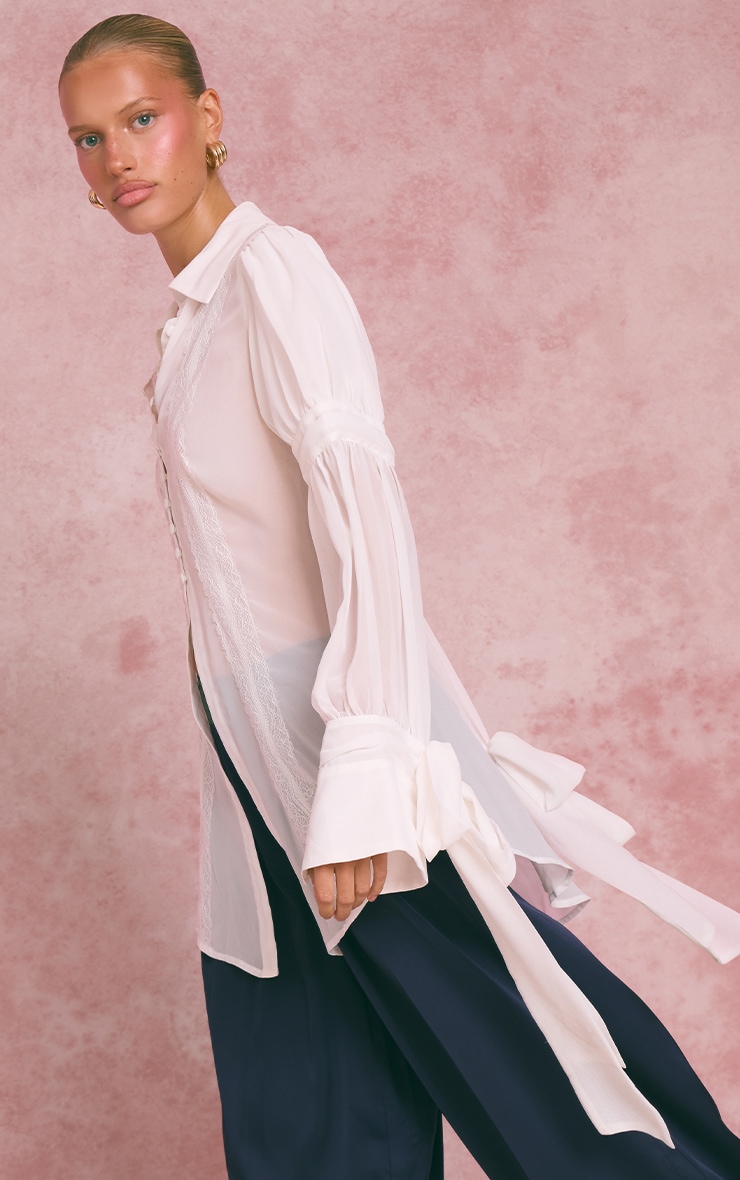 Blouse longue en mousseline de soie blanche à détails lacés image 4