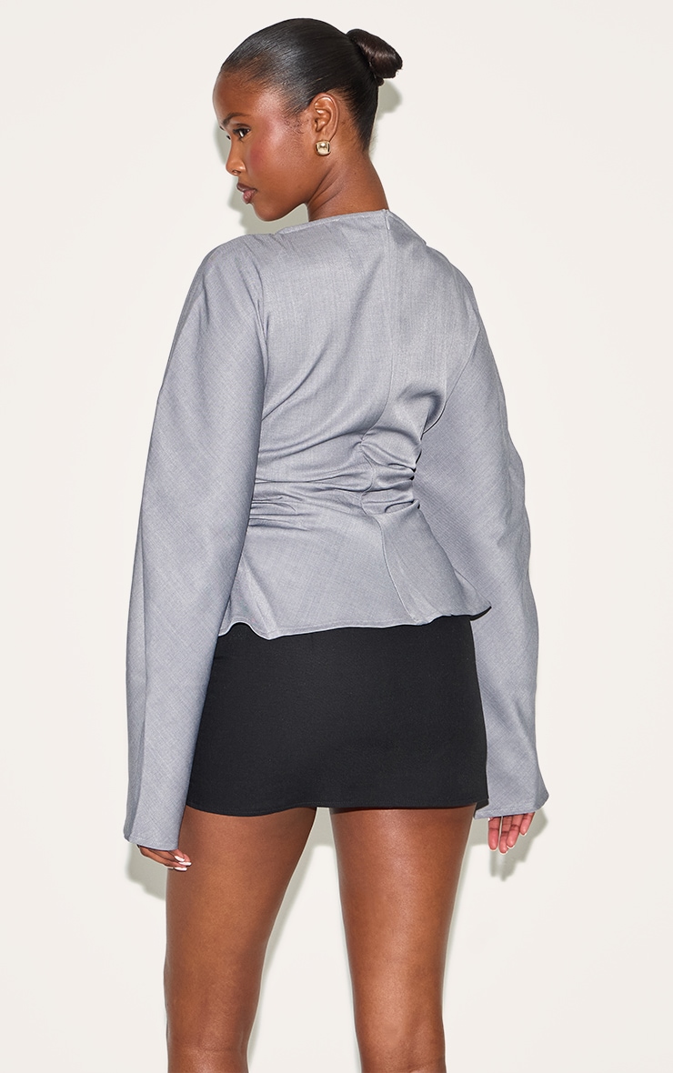 Blouse ajustée tissée grise à col bateau image 2