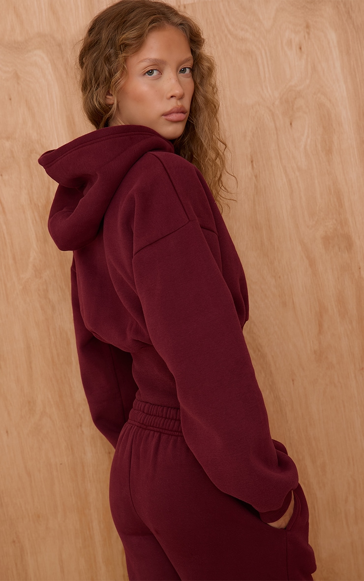 Hoodie court rouge vin à étiquette PLT et taille cintrée image 2
