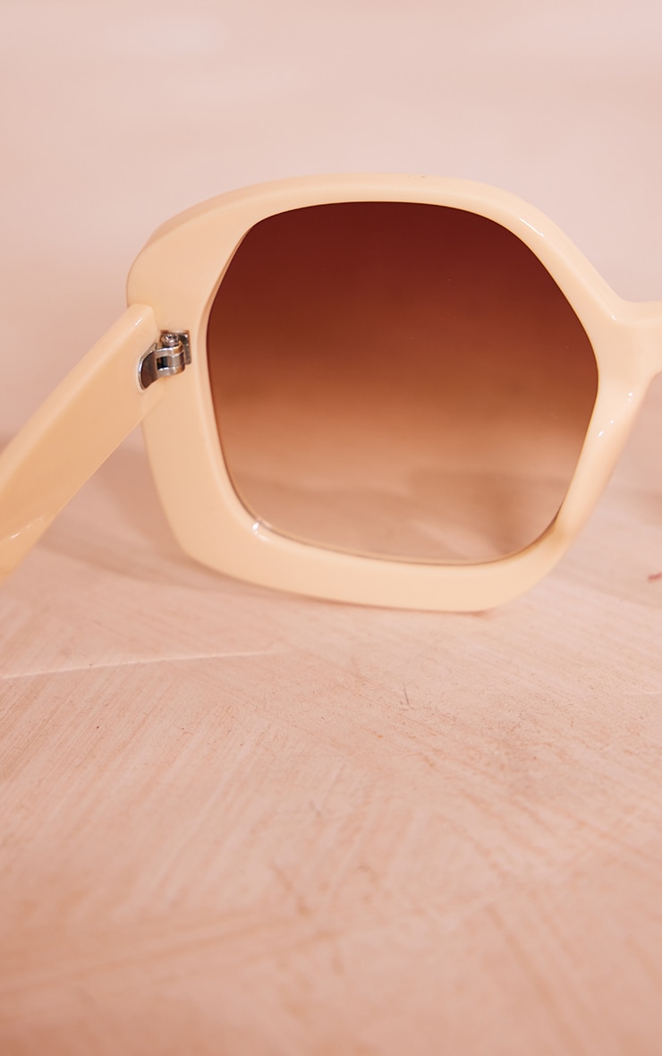 Lunettes de soleil crème oversize à monture carrée image 3