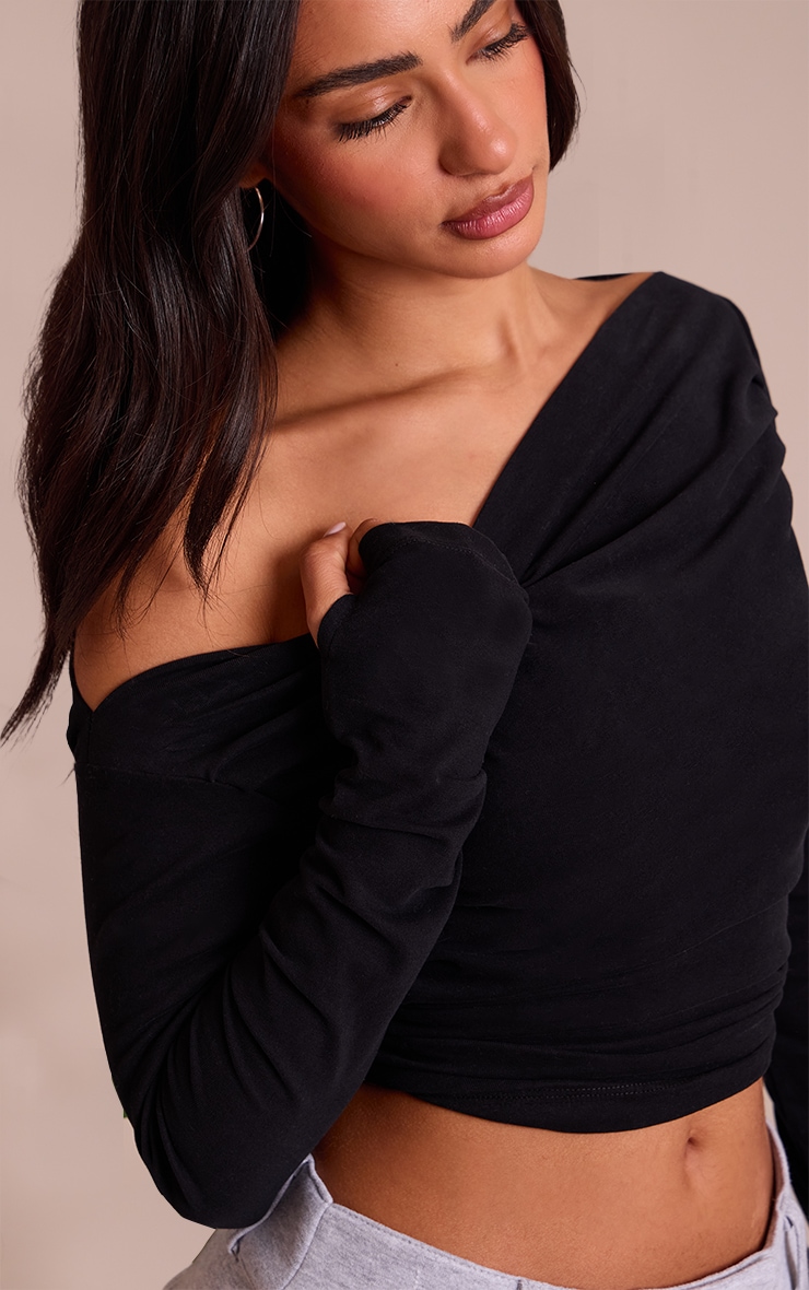 Petite Top asymétrique en coton doux noir froncé à manches longues image 4