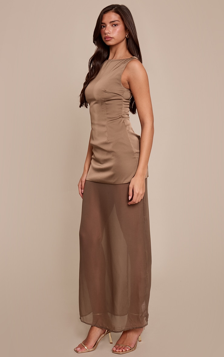 Robe moulante longue satinée taupe foncé à ourlet en mousseline de soie image 3