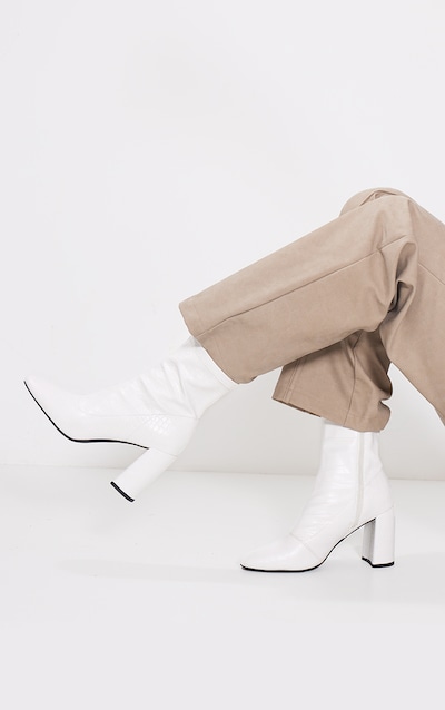 Bottines style chaussettes rondes en PU blanc effet croco à talon