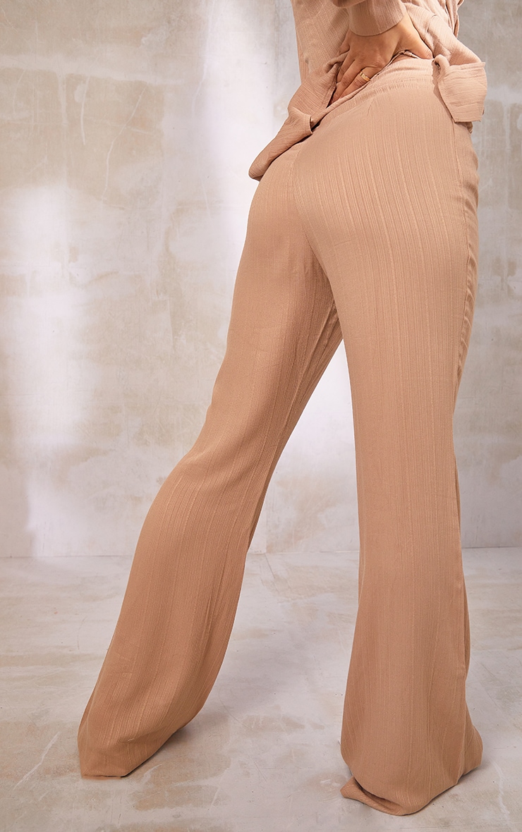 Pantalon jambes évasées camel à rayures texturées et poches image 3