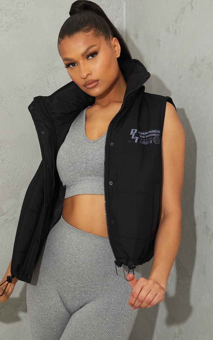 PRETTYLITTLETHING - Veste sans manches noire matelassée effet peau de pêche à capuche amovible