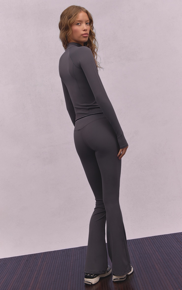 Pantalon de yoga flare gris anthracite sculpt image 3