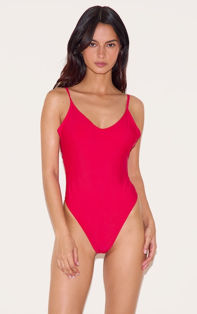 Maillot de bain rouge à décolleté plongeant