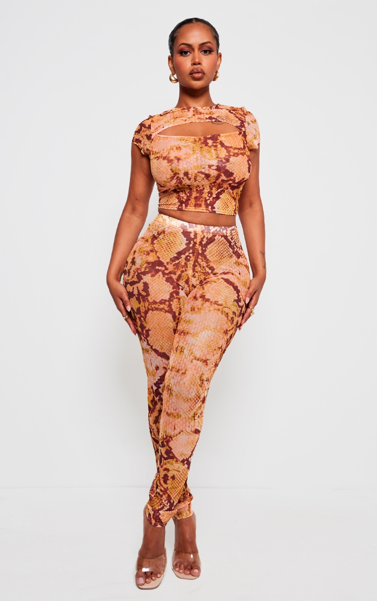 Shape Crop top orange imprimé serpent à découpe sur l’avant image 3