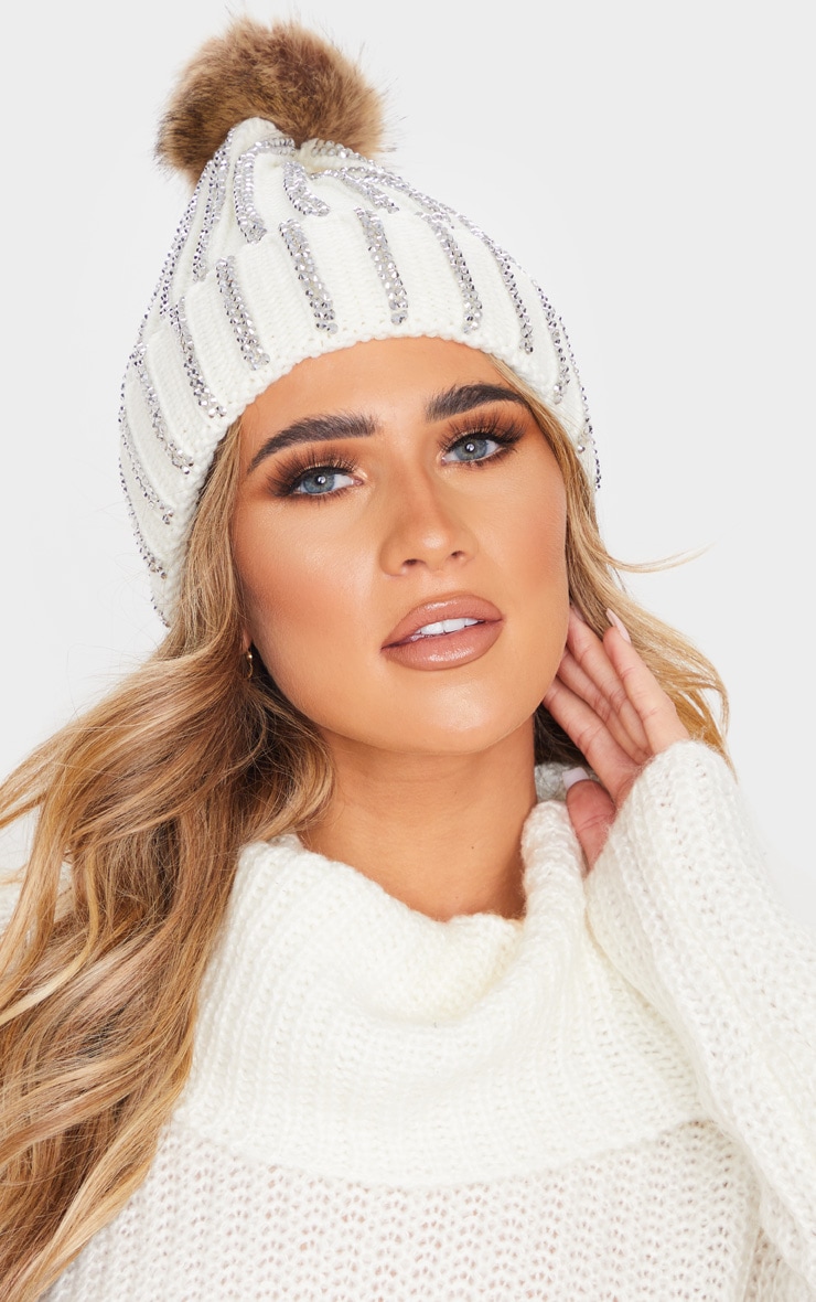 Bonnet crème recouvert de strass