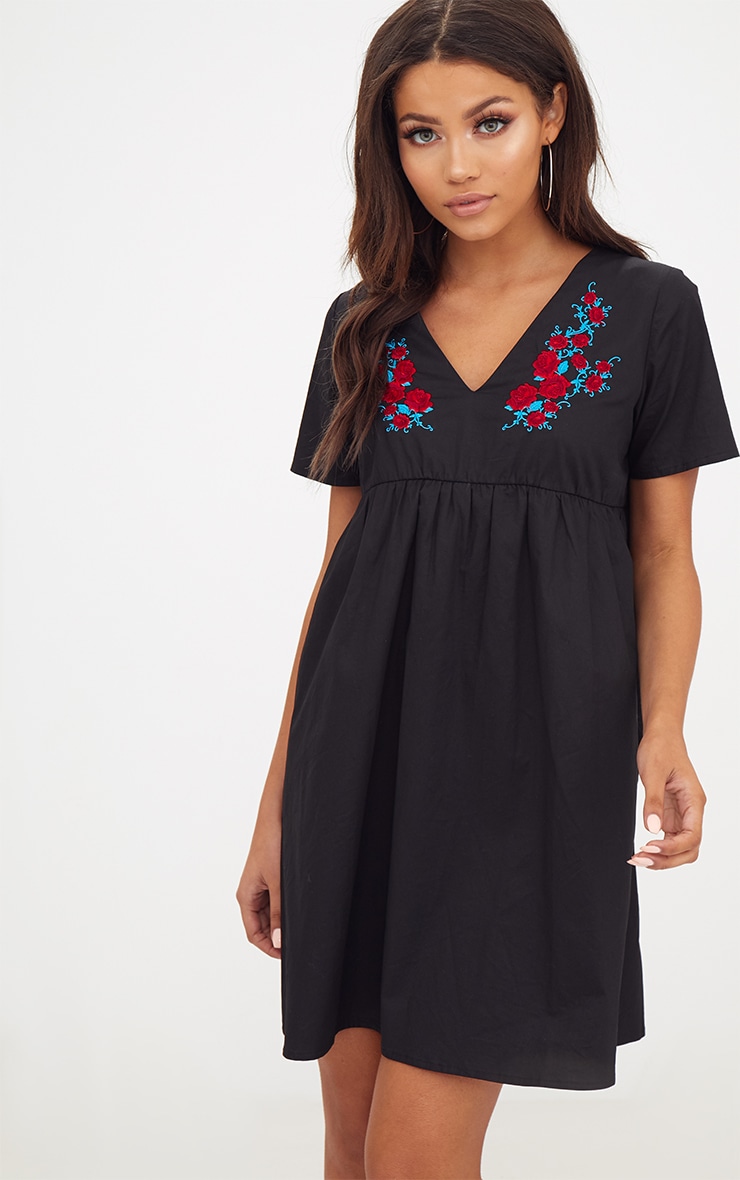 Robe babydoll noire en popeline avec broderies. Robes PrettyLittleThing FR