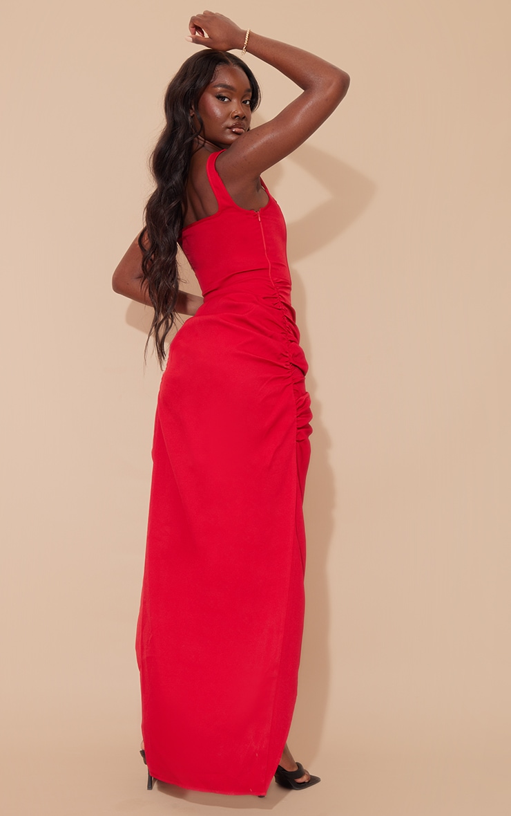 Tall Robe longue satinée rouge à détail sur le buste