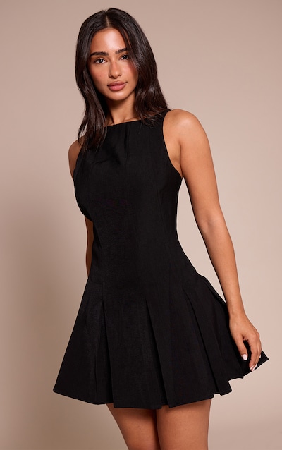 Robe courte noire à détail plissé et dos ouvert