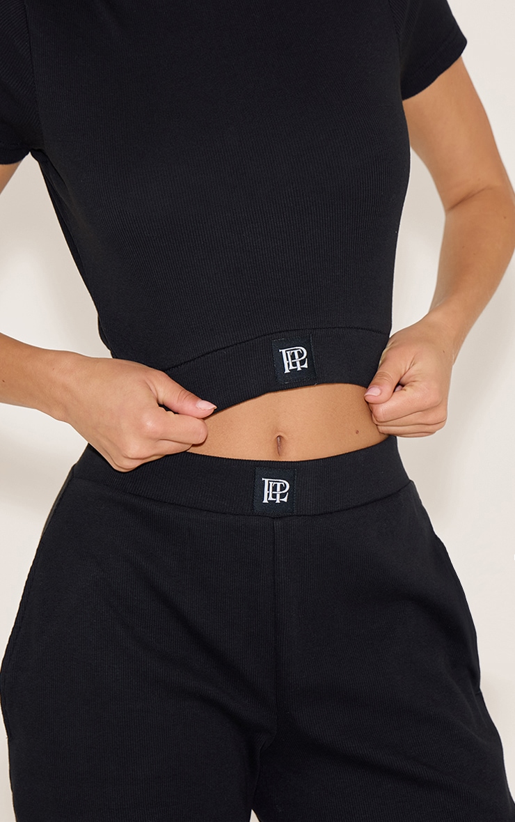 PrettyLittleThing Black Sleep Tonal Satin Emblem Crop Top image 4