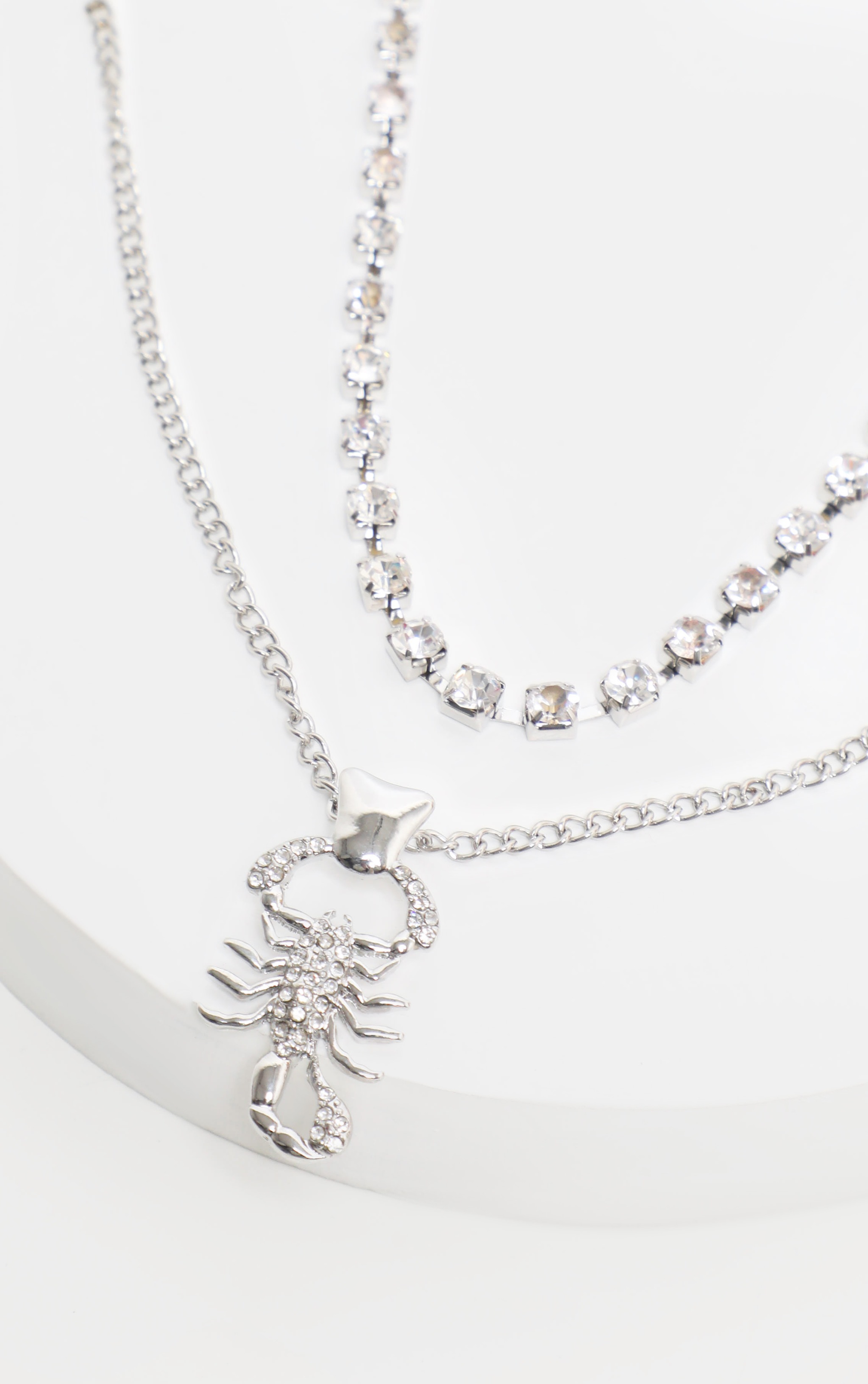 Collier à plusieurs épaisseurs argenté avec ras-de-cou et pendentif scorpion